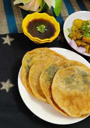 A picture of Bathua ki kachori.