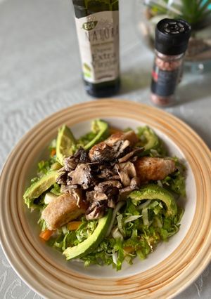 Una foto de Ensalada de Pescado en hongos con Mostaza Dijon