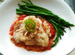 Una foto de Pescado Dominguero y Espárragos Salteados