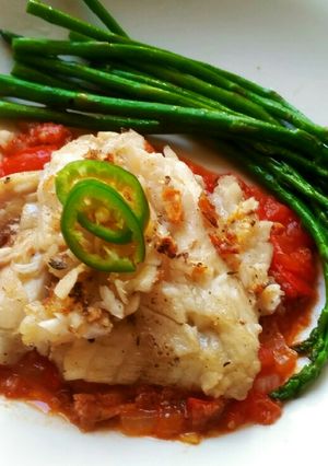 Una foto de Pescado Dominguero y Espárragos Salteados