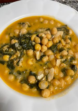 Una foto de Garbanzos con bacalao y romesco, com els de l’àvia 🐟🥬