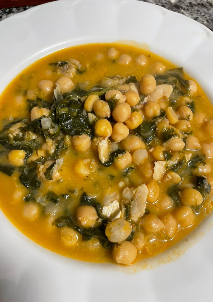 Una foto de Garbanzos con bacalao y romesco, com els de l’àvia 🐟🥬