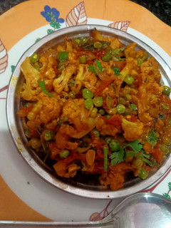 फूलगोभी,मटर की सब्जी (phoolgobhi,matar ki sabji recipe in Hindi) रेसिपी मुख्य फोटो