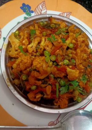 फूलगोभी,मटर की सब्जी (phoolgobhi,matar ki sabji recipe in Hindi) रेसिपी मुख्य फोटो