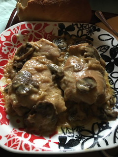 Una foto de Supremas de pollo con champiñones encebollados