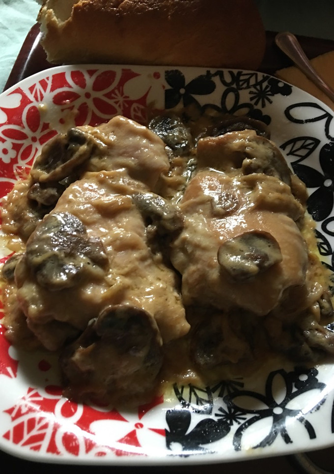 Una foto de Supremas de pollo con champiñones encebollados
