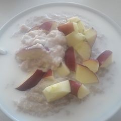 A picture of Oat with milk and apple.