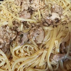 A picture of Garlic Chicken Linguine.