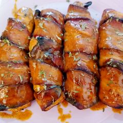 A picture of Easy Bacon wrapped chicken breast.
