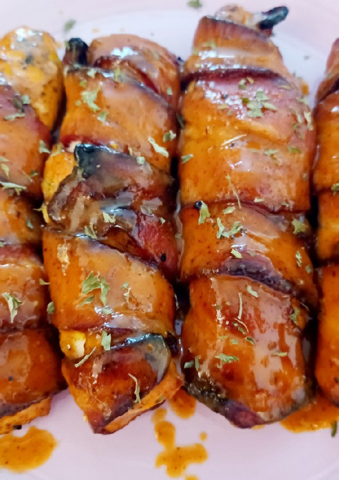 A picture of Easy Bacon wrapped chicken breast.