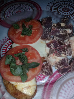 Una foto de Milanesas de pollo caprese