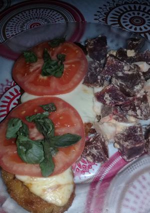 Una foto de Milanesas de pollo caprese