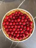 Crostata con crema pasticcera e lamponi freschi