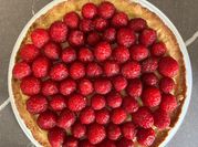 Una foto di torta con crema pasticcera