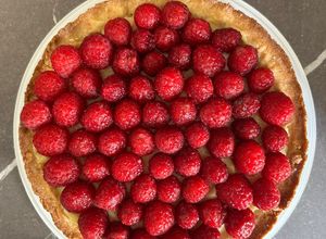Foto di Crostata con crema pasticcera e lamponi freschi