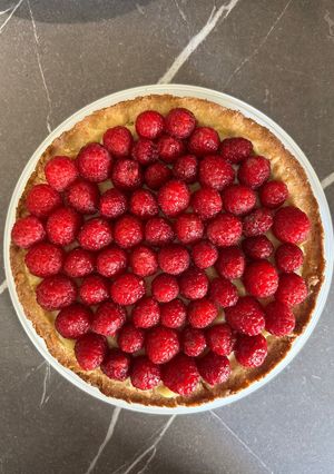 Foto di Crostata con crema pasticcera e lamponi freschi