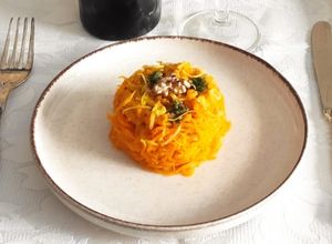 Foto di Spaghetti di carote al timo e zest di limone con pesto di basilico rucola e noci