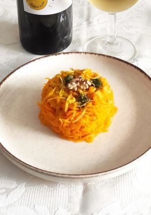 Foto di Spaghetti di carote al timo e zest di limone con pesto di basilico rucola e noci
