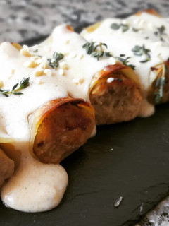 Una foto de Canelones de pollo en salsa de turrón