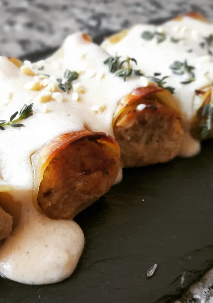 Una foto de Canelones de pollo en salsa de turrón