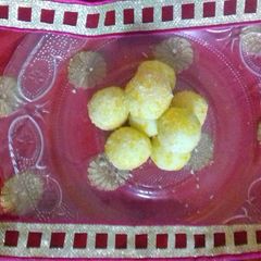 A picture of Nariyal ladoo.