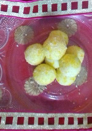 A picture of Nariyal ladoo.