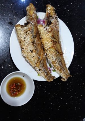 Hình của món Cá đổng chiên ớt sa tế.