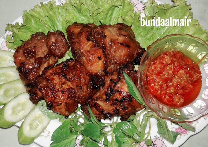 Resep Ayam Bakar Pak Sahak & Sambal Terasi 🍗 oleh mindy aulia - Cookpad