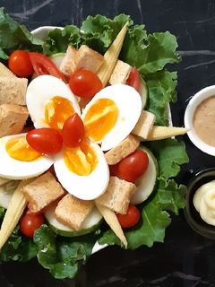 รูปของ "สลัดผักเคลไข่ยางมะตูม"🍀🥚Kale Salad with Soft-Boiled Egg