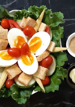 รูปของ "สลัดผักเคลไข่ยางมะตูม"🍀🥚Kale Salad with Soft-Boiled Egg