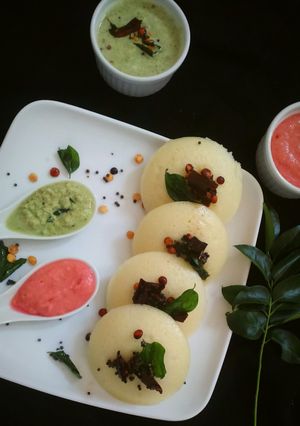 A picture of Chana dal idli.