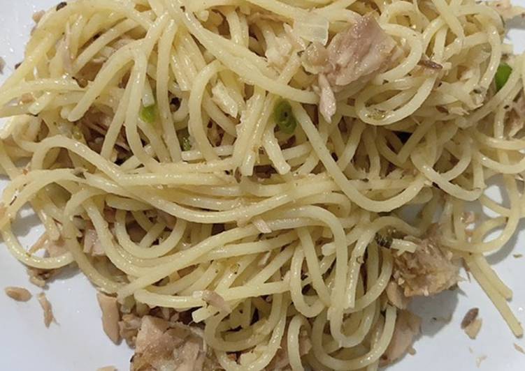 Langkah Mudah untuk Menyiapkan Spagethi aglio olio tuna yang Bisa Manjain Lidah