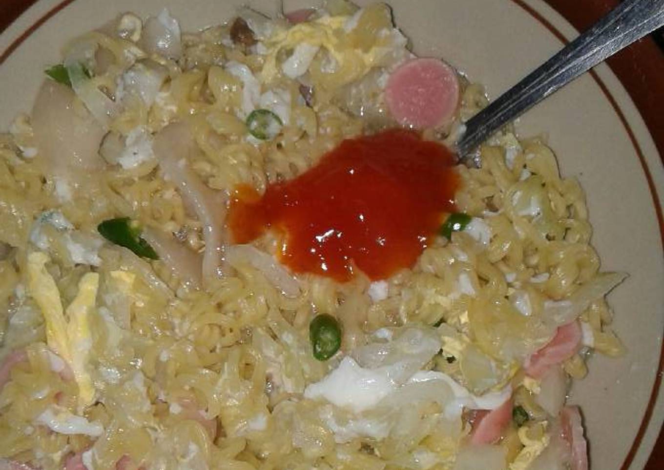 Mie rebus telor, sosis, sayur, krupuk