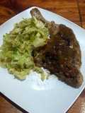 Pollo en dos fondos de cocción con ensalada de repollo y cebolla