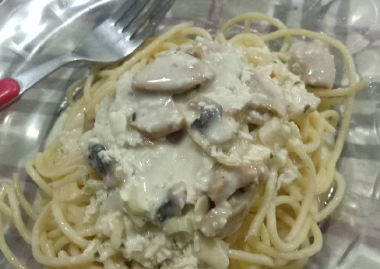 Cara Gampang Menyiapkan Spagheti carbonara jamur champignon sosis, Enak