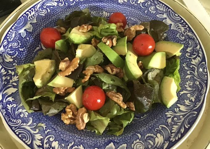 Avocado and walnut salad