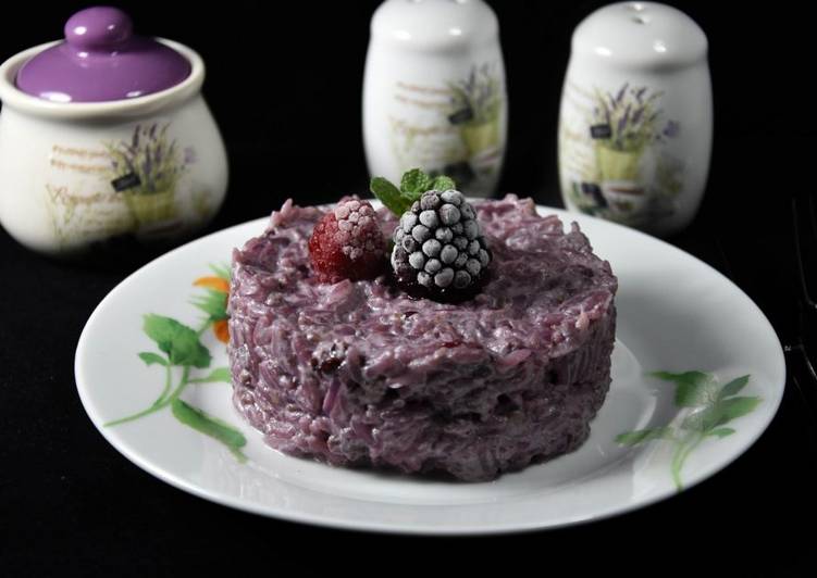 Risotto con frutti di bosco e salsiccia aromatizzato al Merlot