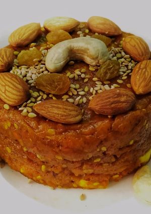 A picture of गुड़-हल्दी हलवा.