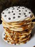 Torre golosa tipo Rogel, versión fácil, con discos de empanadas de hojaldre y merengue al microondas