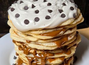 Una foto de Torre golosa tipo Rogel, versión fácil, con discos de empanadas de hojaldre y merengue al microondas