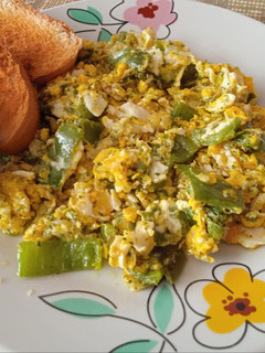 Una foto de Huevos revueltos verdes