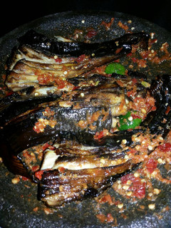 Foto resep Ikan pari asap sambal terasi (iwak pe) ala mama ine