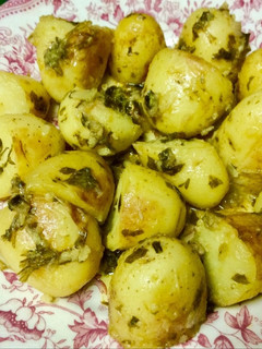 Una foto de Mini patatas cocidas con piel a la vinagreta de ajo y perejil en microondas