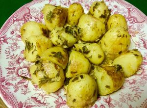 Una foto de Mini patatas cocidas con piel a la vinagreta de ajo y perejil en microondas