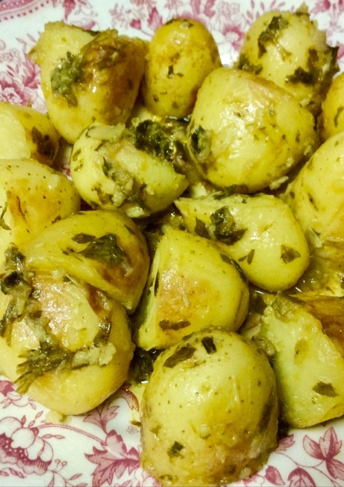 Una foto de Mini patatas cocidas con piel a la vinagreta de ajo y perejil en microondas