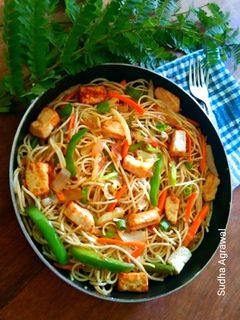 वेजी पनीर नूडल्स (Veggie Paneer noodles recipe in Hindi) रेसिपी मुख्य फोटो