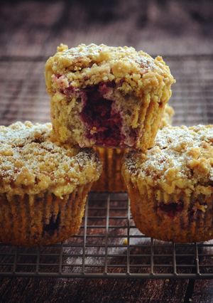 Une photo de Muffins aux framboises et crumble