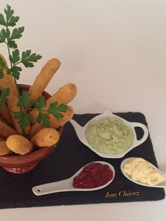 Una foto de Palitos de Papas crujientes con queso y jamón