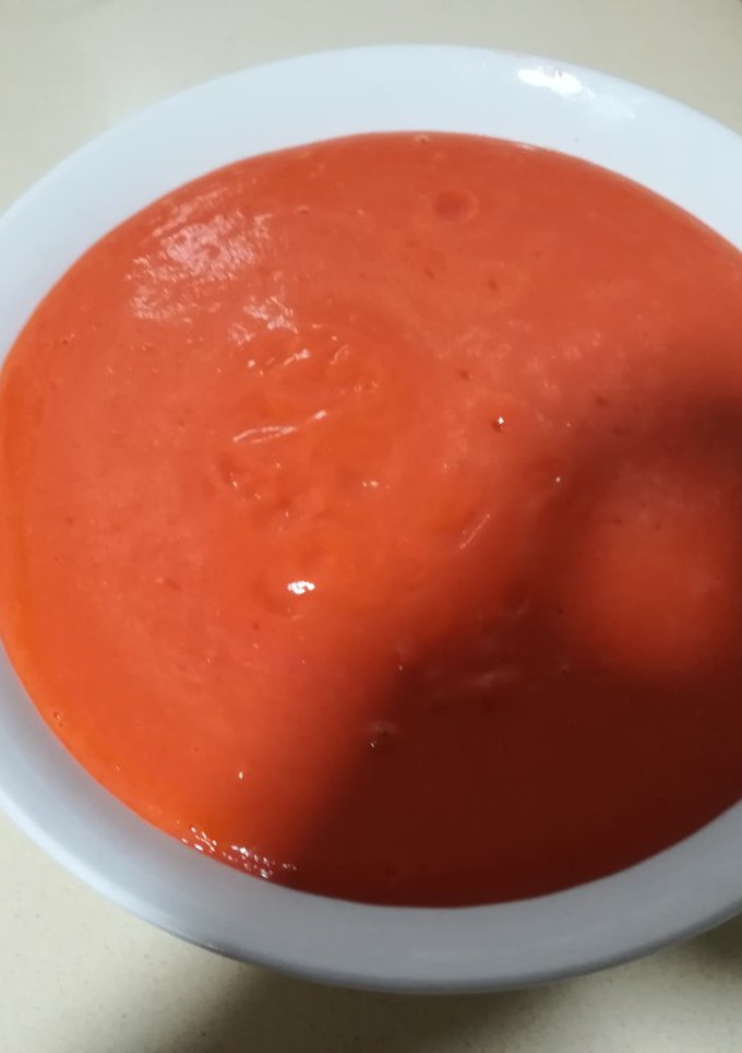 Una foto de Salmorejo de remolacha