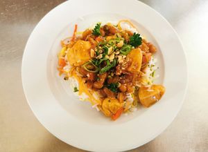 Gong bao mogyorós csirkemell sült rizzsel recept fotója